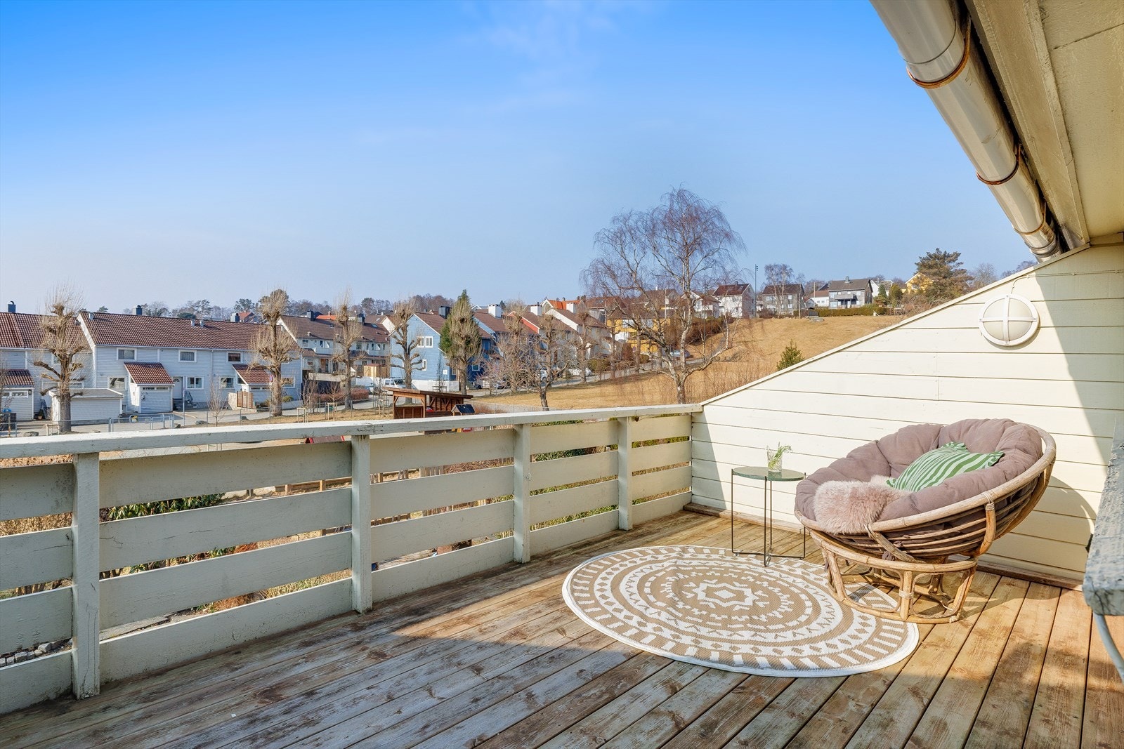 Balkongen i 2. etasje med terrassebord i tre - ideell for sommerkvelder med utsikt; frisk opp rekkverket for maksimal sikkerhet og stil Galleribilde