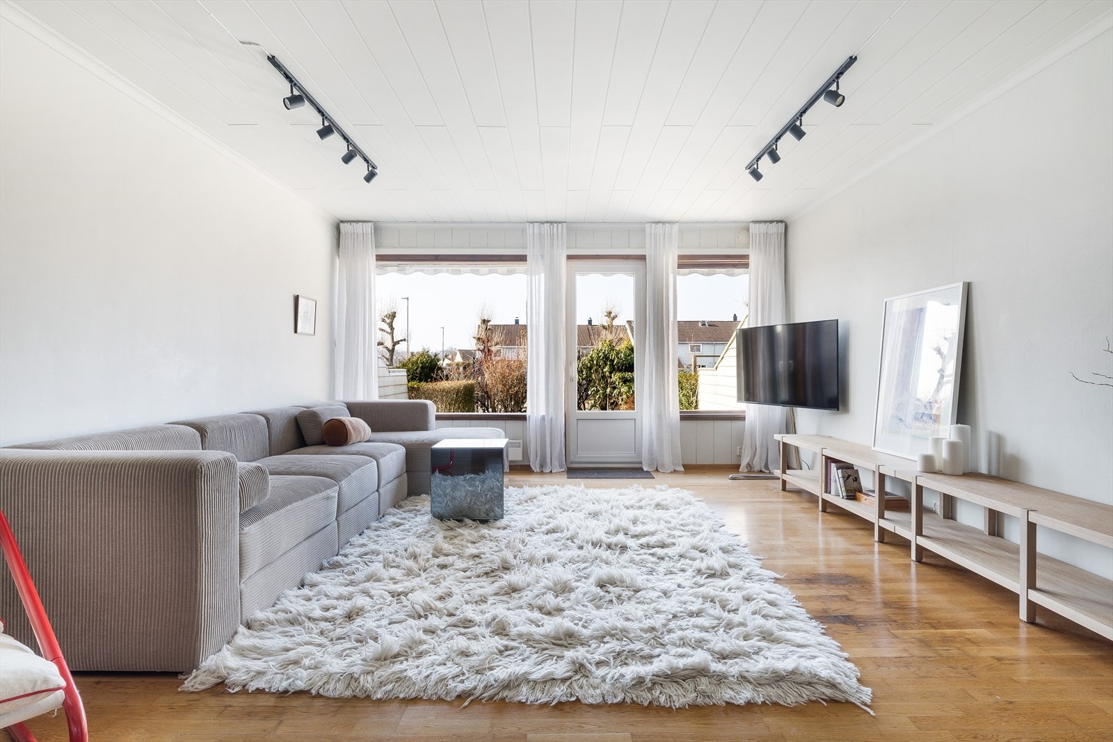 Vinduer i tre med varierende alder - noen nyere, alle funksjonelle - tenk hvor lyst og luftig det blir med en enkel polering Galleribilde