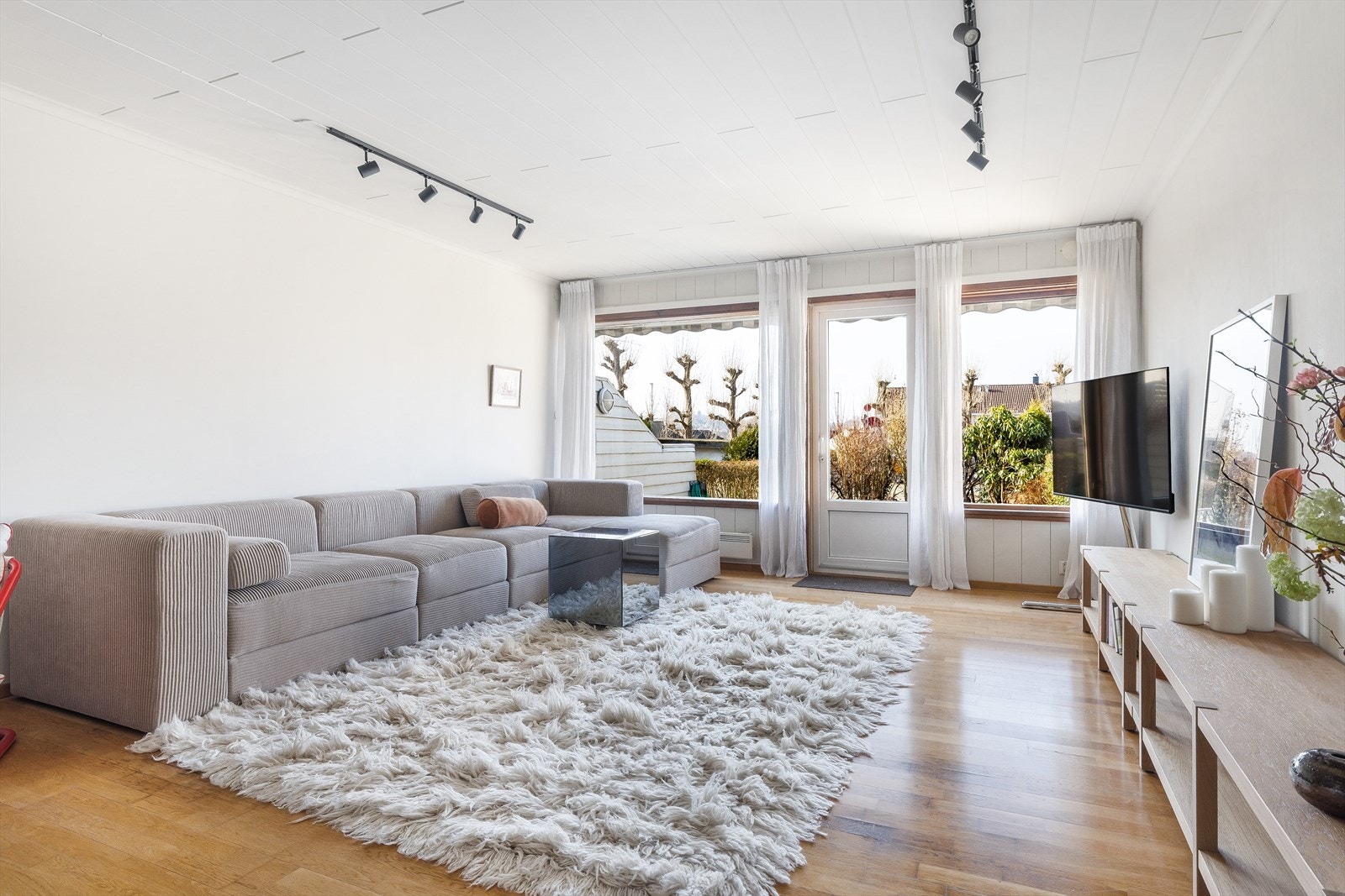 Stuen med naturlig ventilasjon og åpne flater - lys og luftig; perfekt for sofa og samvær, med potensiale for personlig touch. Galleribilde