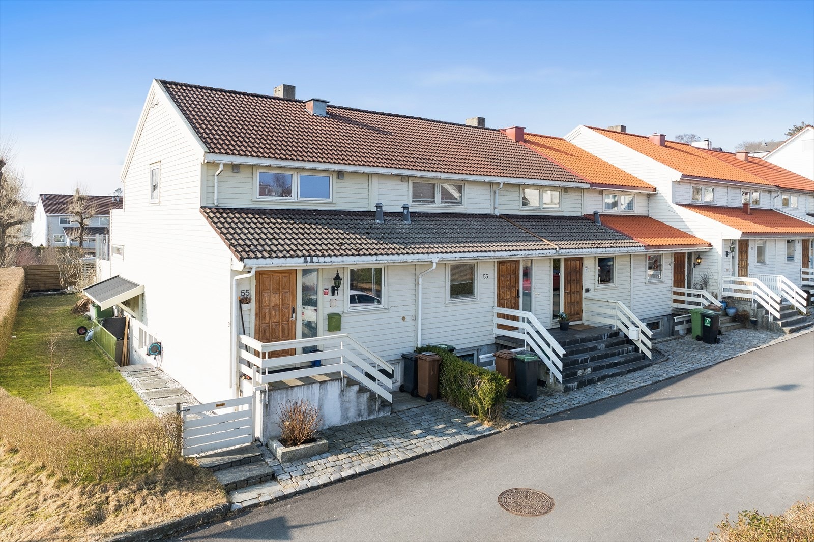 Yttervegger i solid trekonstruksjon, utvidet over årene, gir et autentisk preg - klar for en frisk oppdatering som løfter fasaden Galleribilde