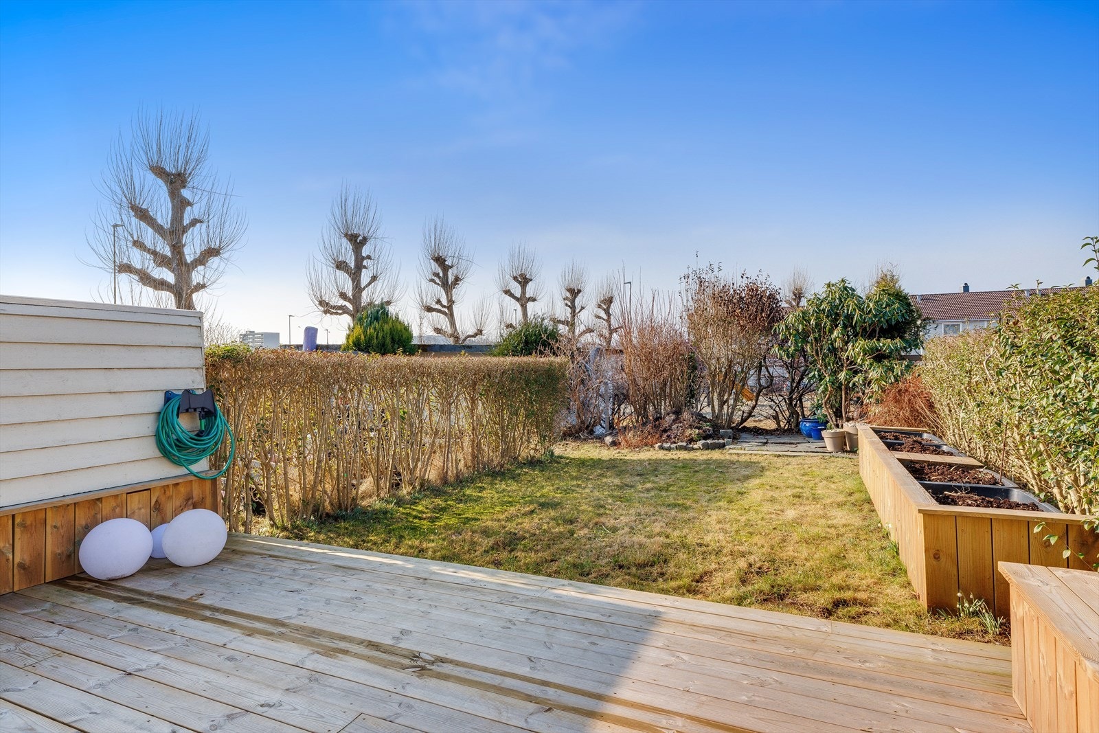 Nye terrassebord nylig lagt. Galleribilde