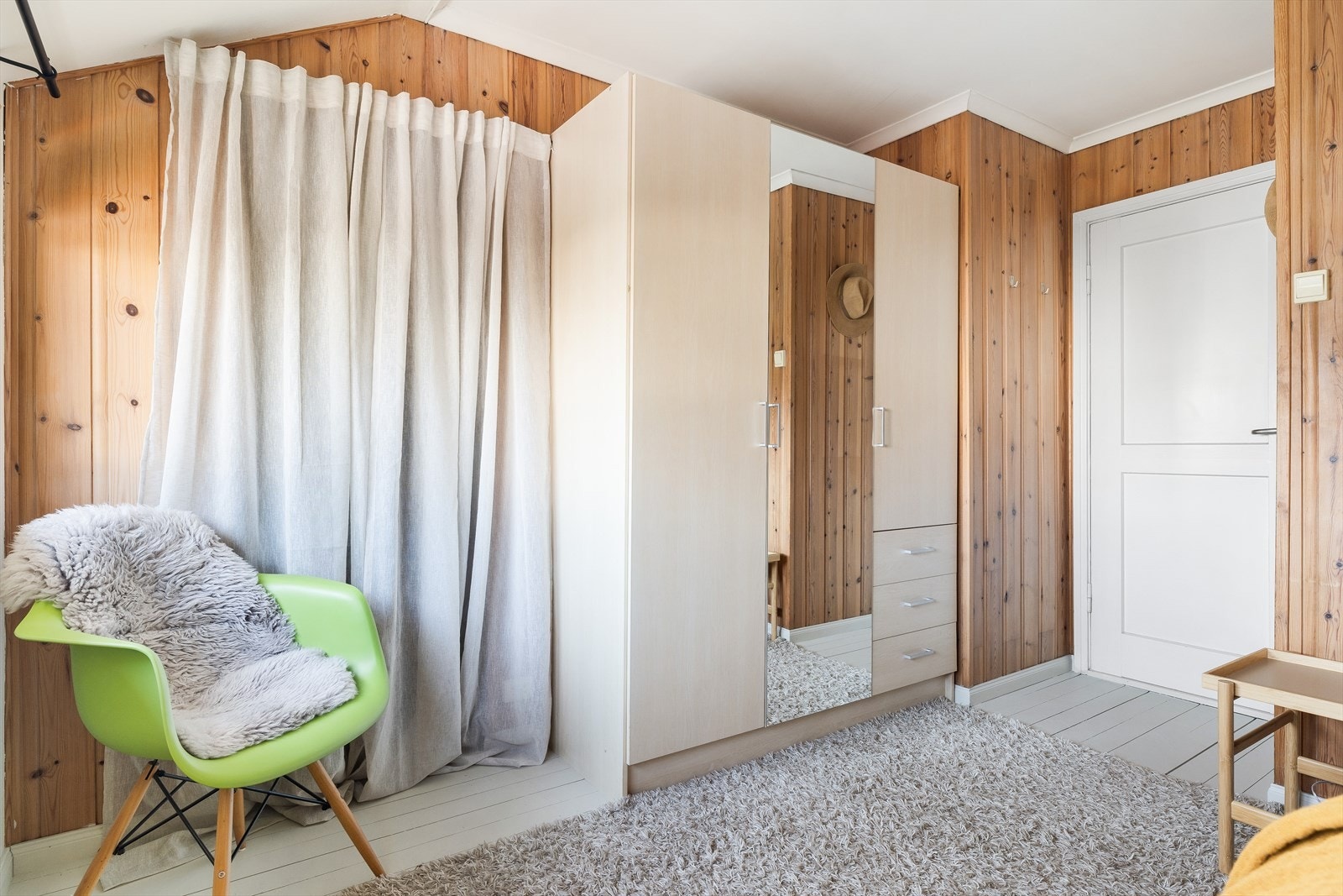 Lite kott bak forhenget til klær/lite kontor. Galleribilde