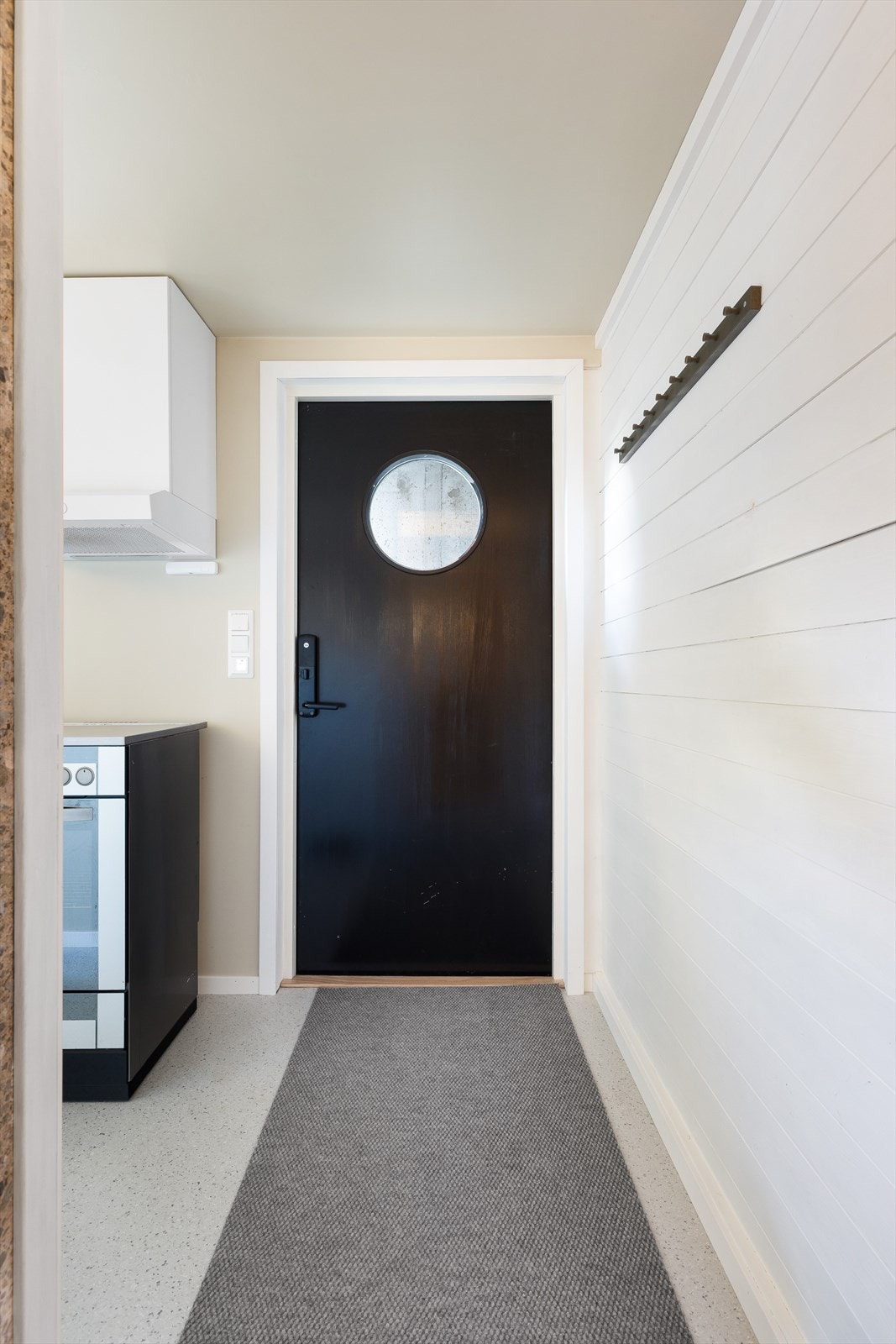 Nyere inngangsdør i kjeller. Galleribilde