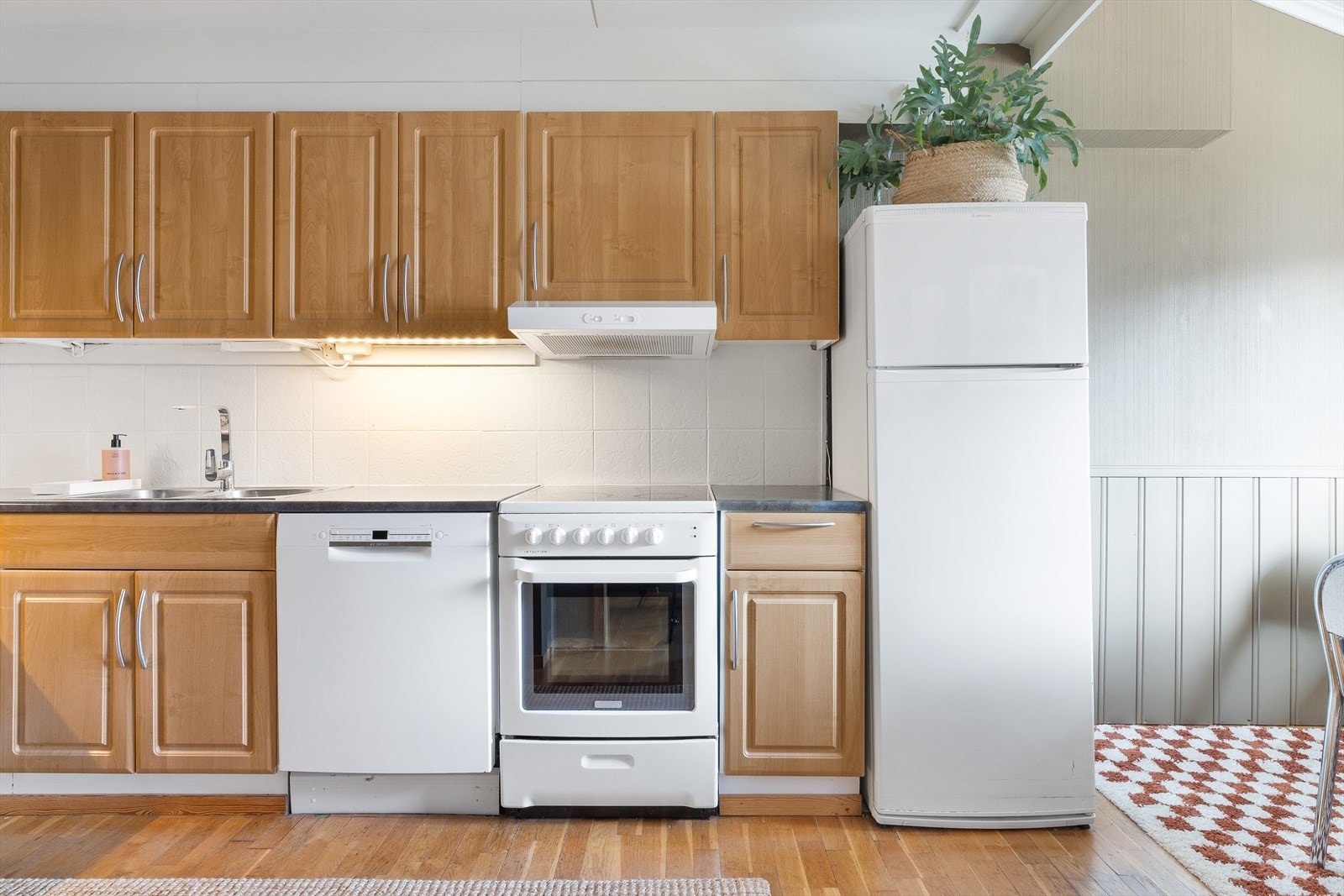 Kjøkken av enkel utførelse - perfekt som ekstra prep-område; frisk opp med ny benkeplate for mer funksjonalitet Galleribilde