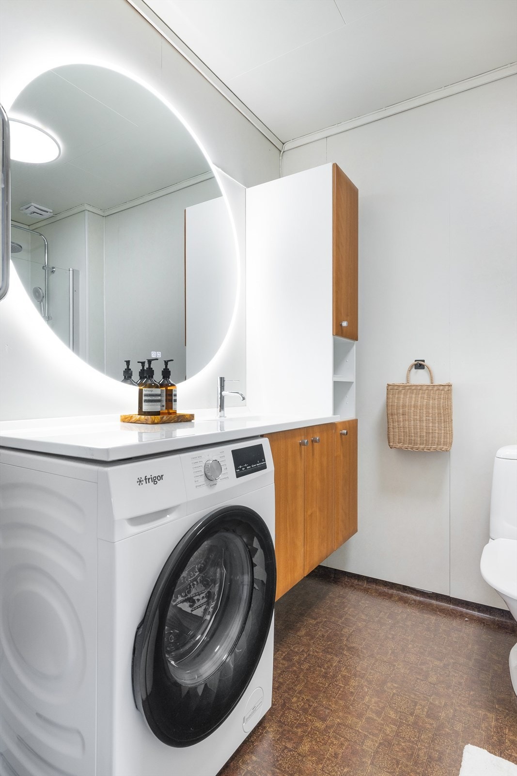 Bad/vaskerom i 2. etasje med belegg og varme lampe - Renovering må påregnes (TG3). Galleribilde