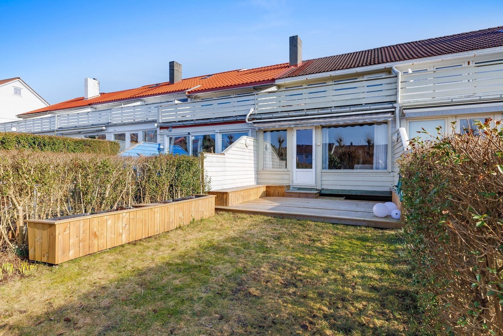 Vestvendt terrasse med flott hage Galleribilde