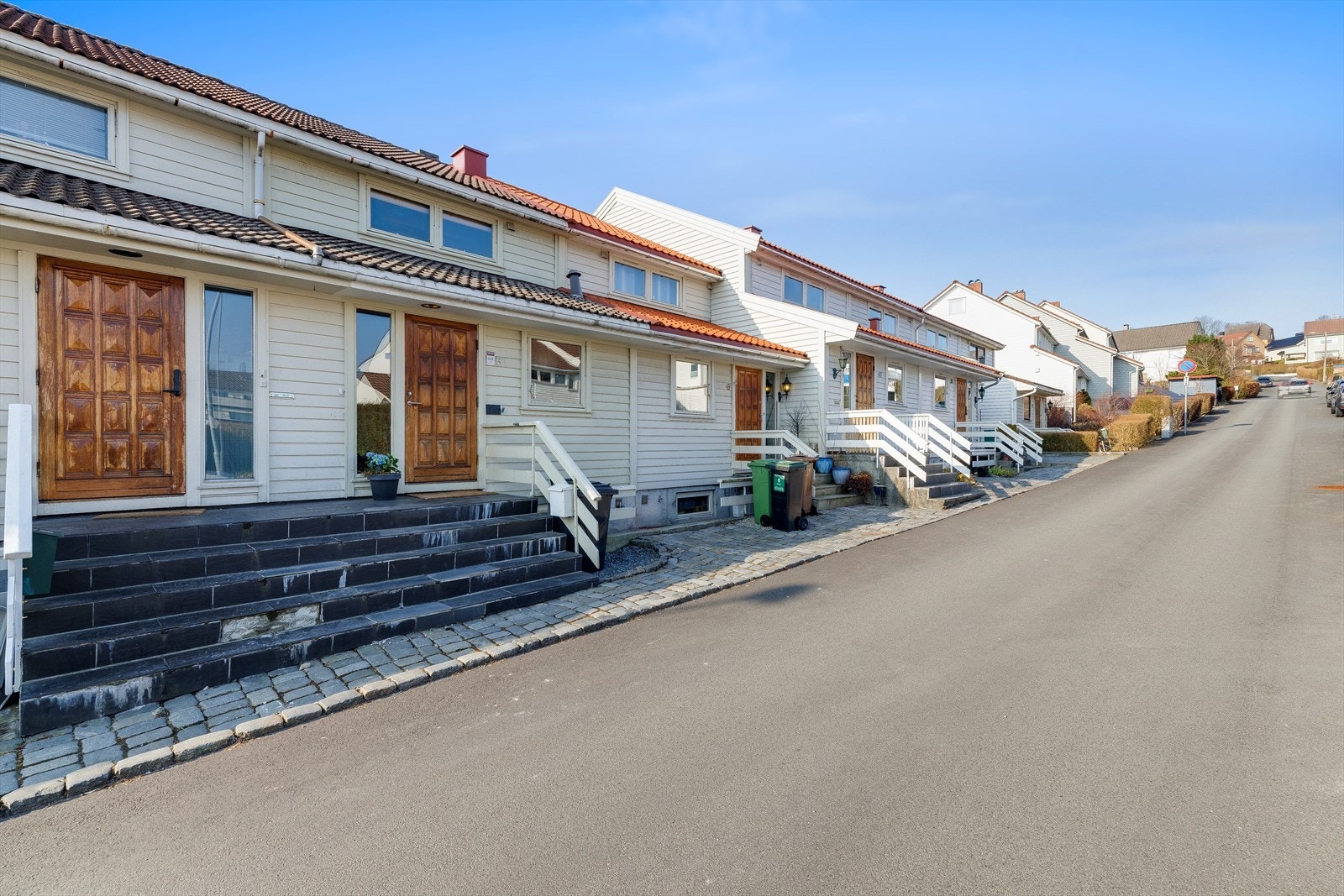 Hovedinngang og trap ned til kjellerinngang. Taktekking med betongtakstein. Galleribilde