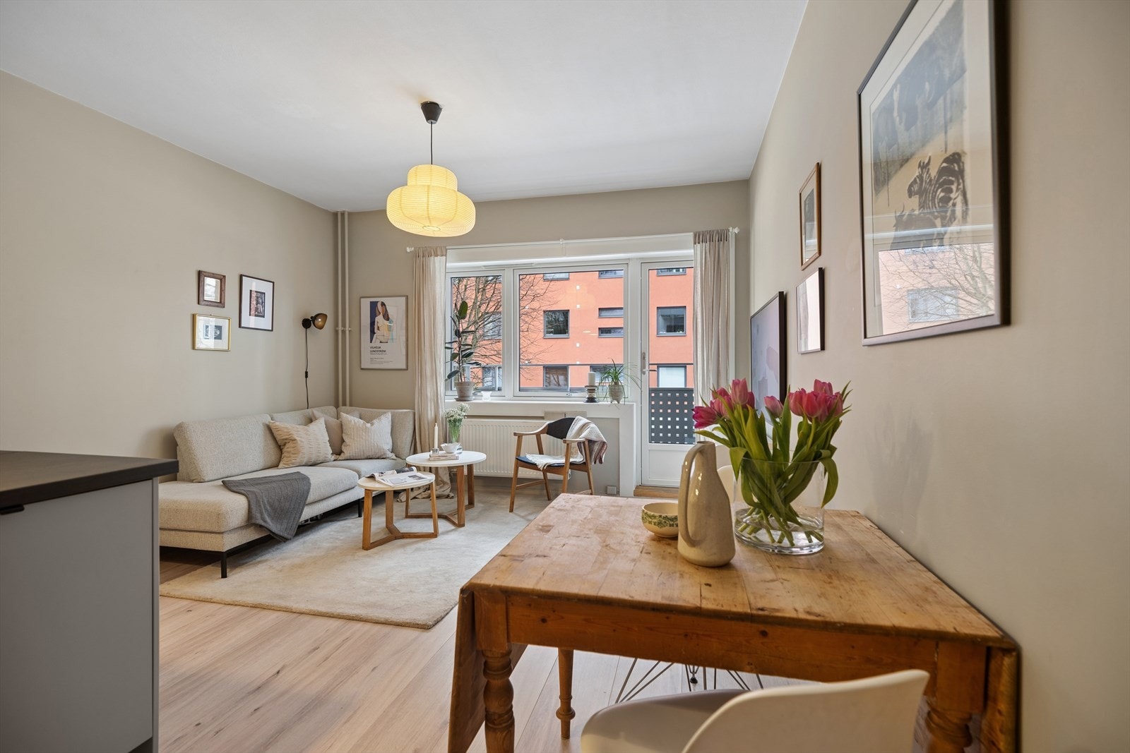 Store vindusflater som slipper inn godt med lys Galleribilde