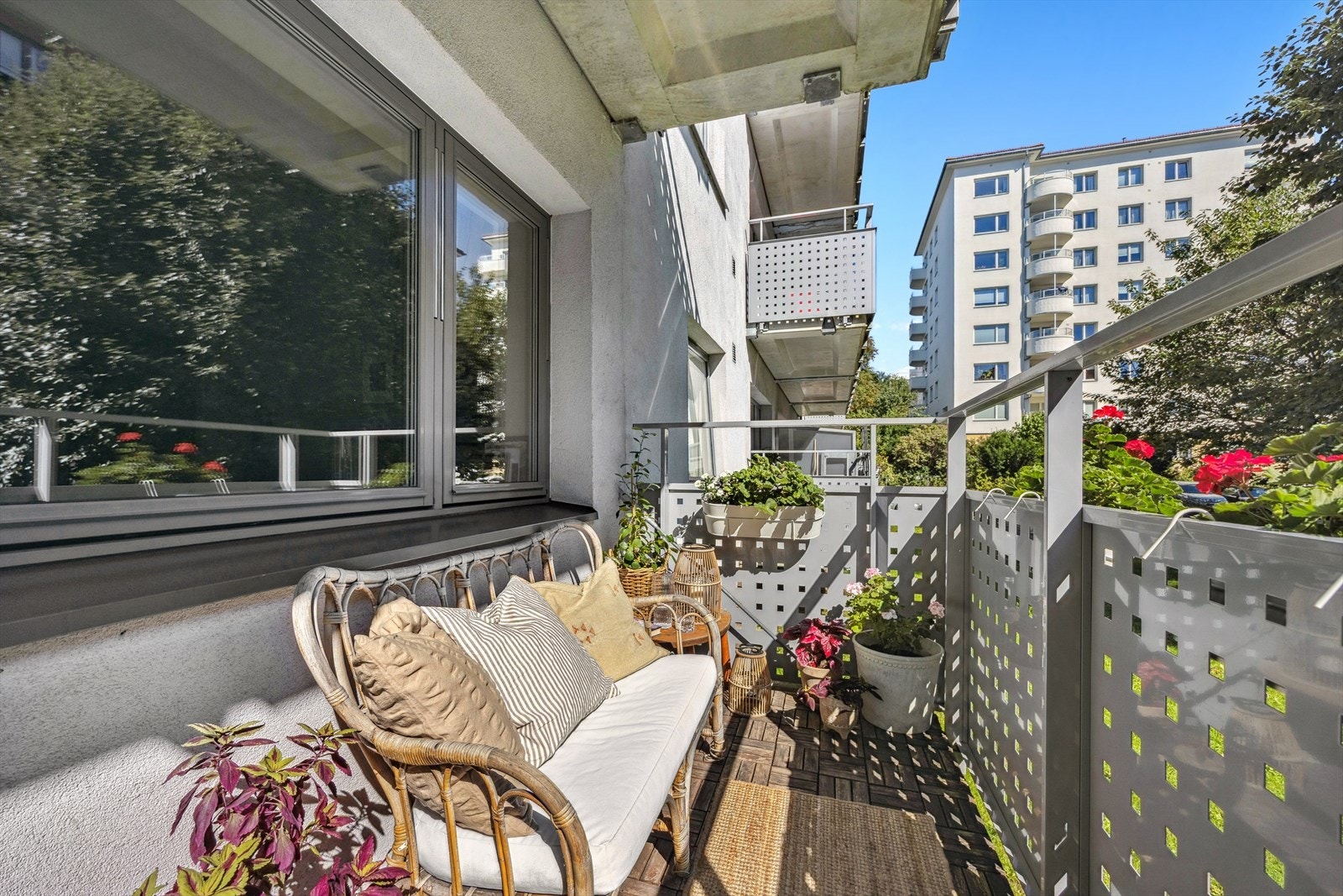 Solrik og romslig balkong med god plass til diverse møblering Galleribilde