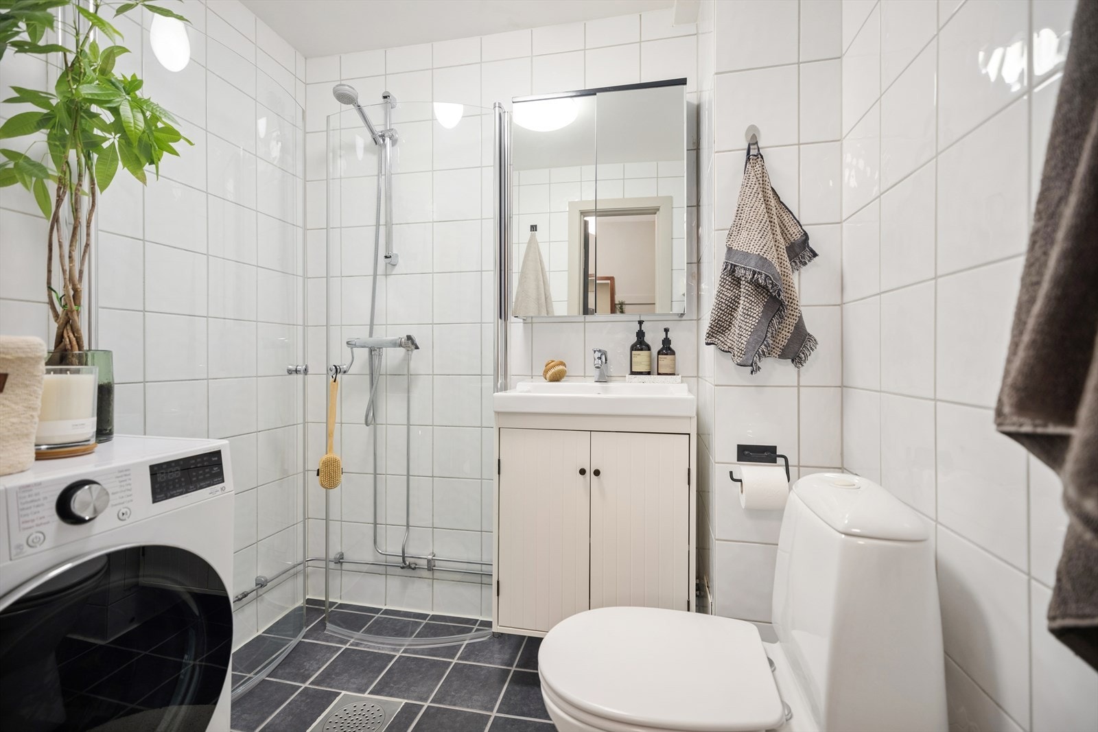 Opplegg for vaskemaskin på badet Galleribilde