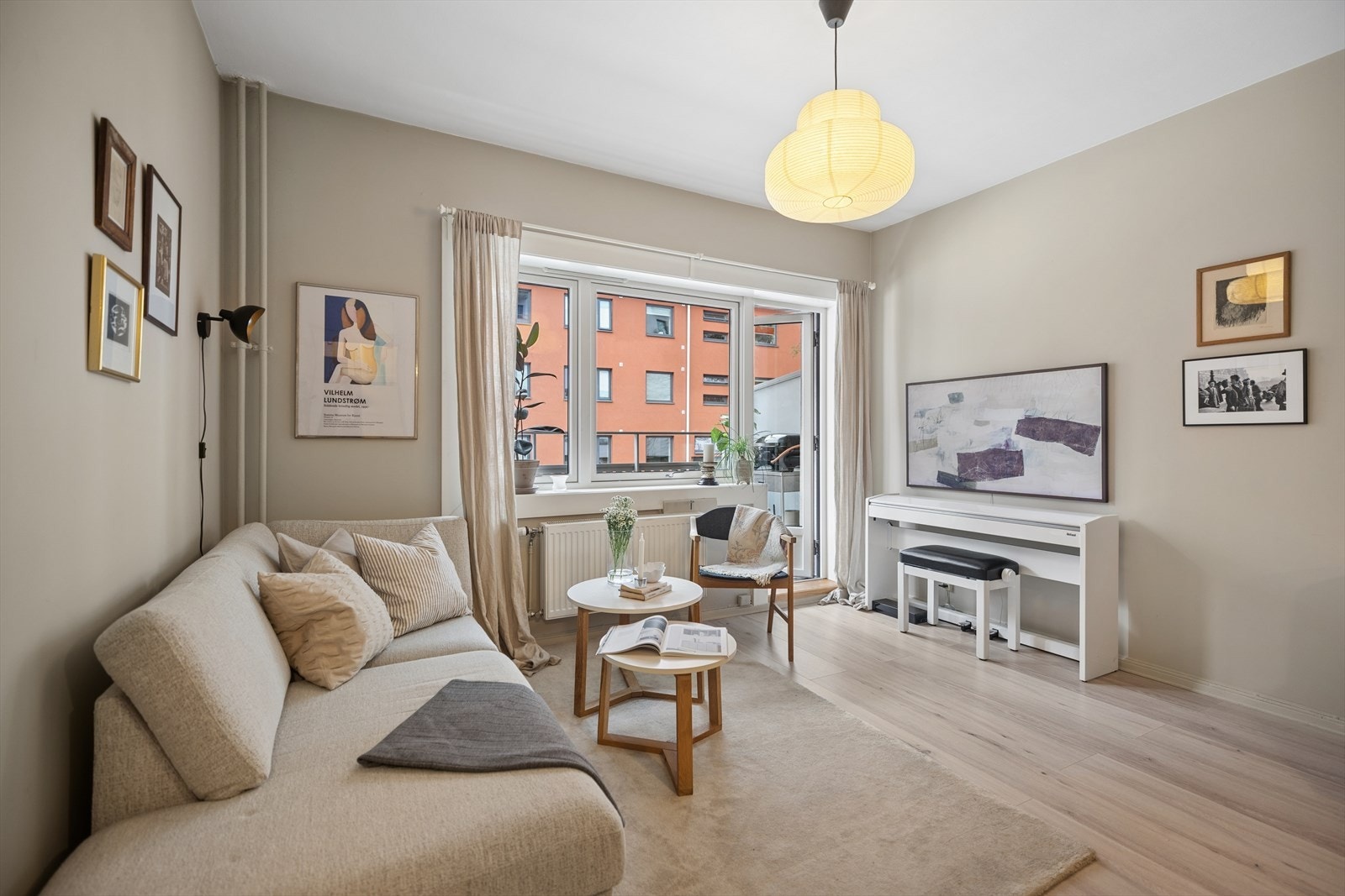 Veggene er malt i en dus fargetone Galleribilde