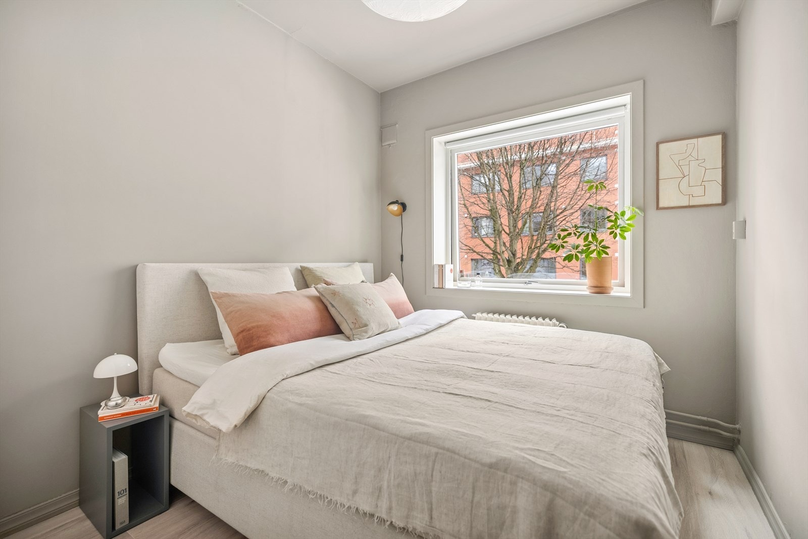 Lunt og godt soverom med plass til dobbeltseng og garderobeskap Galleribilde