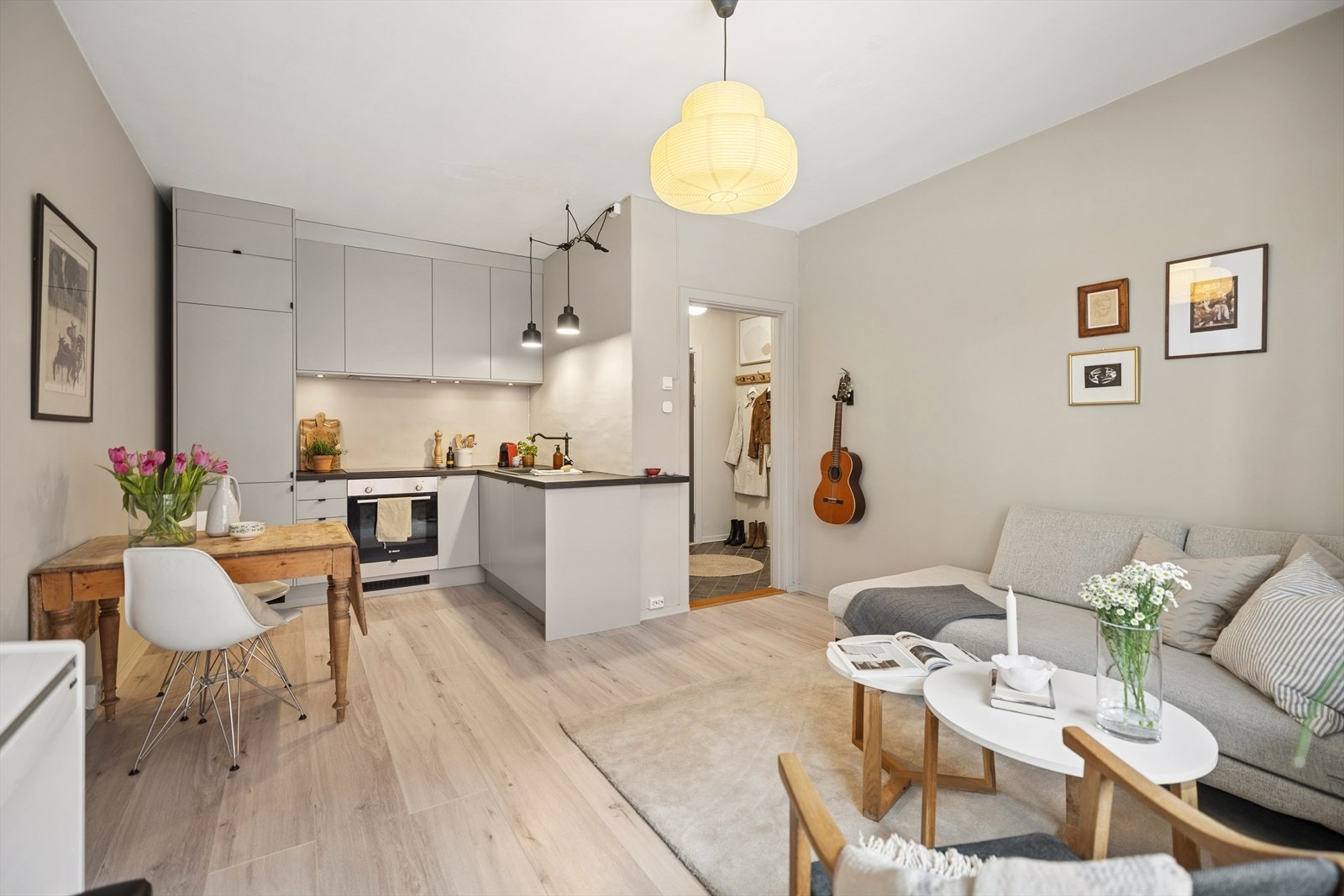 Stuen har en åpen og sosial løsning mot kjøkkenet Galleribilde