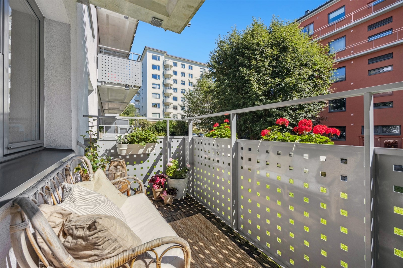 Solrik og romslig balkong - sommerbilde Galleribilde