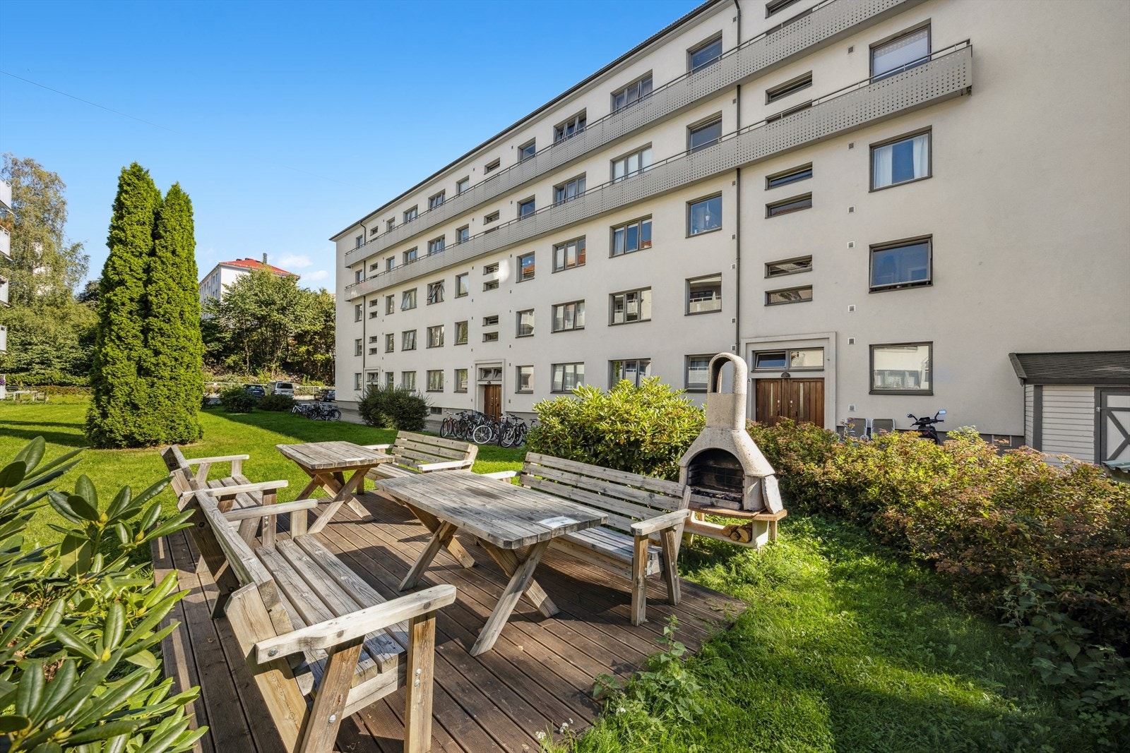 Hyggelige fellesarealer med sittegrupper og grill Galleribilde