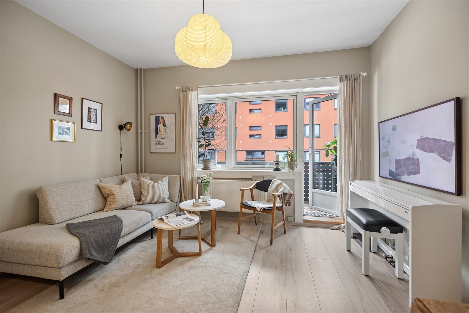 Lys og luftig stue med utgang til balkong Galleribilde