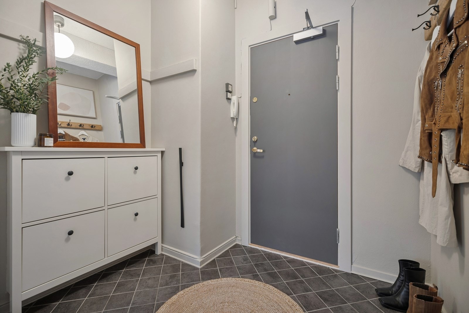 Velkommen inn! Entré med plass til å henge fra seg ytterklær. Dørtelefon med portåpner. Galleribilde