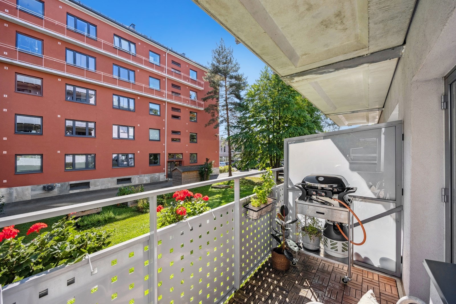 Leiligheten ligger grønt og fint til på sommerstid Galleribilde