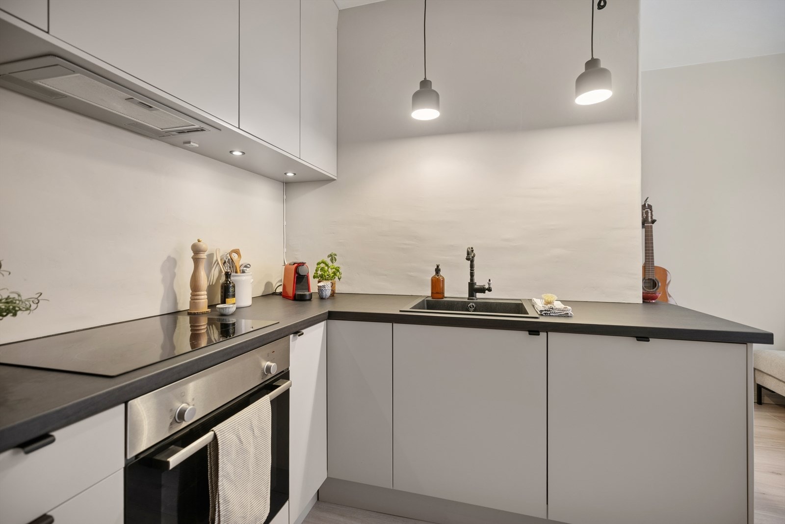 Moderne kjøkken med integrerte hvitevarer Galleribilde