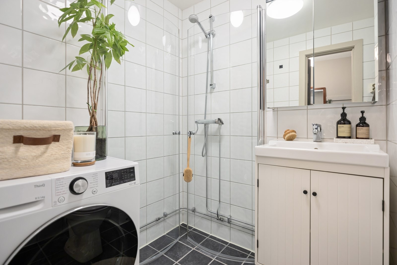 Delikat flislagt baderom med behagelig gulvvarme Galleribilde