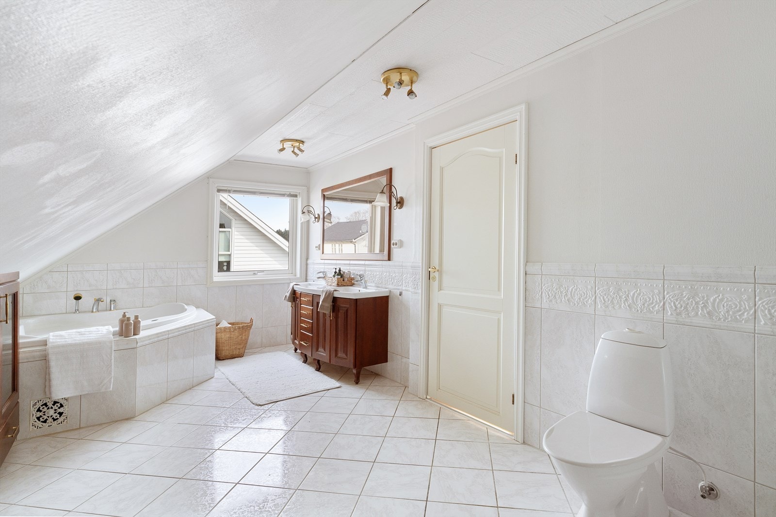 Badet er innredet med toalett, servant, dusjkabinett og badekar - perfekt for avslapning etter en lang dag. Galleribilde