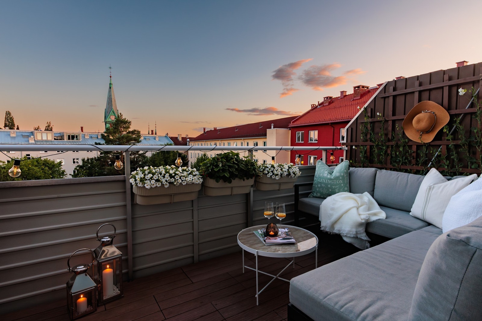 Hyggelig atmosfære på balkongen etter solen er gått ned. Selgers eget kveldsbilde. Galleribilde