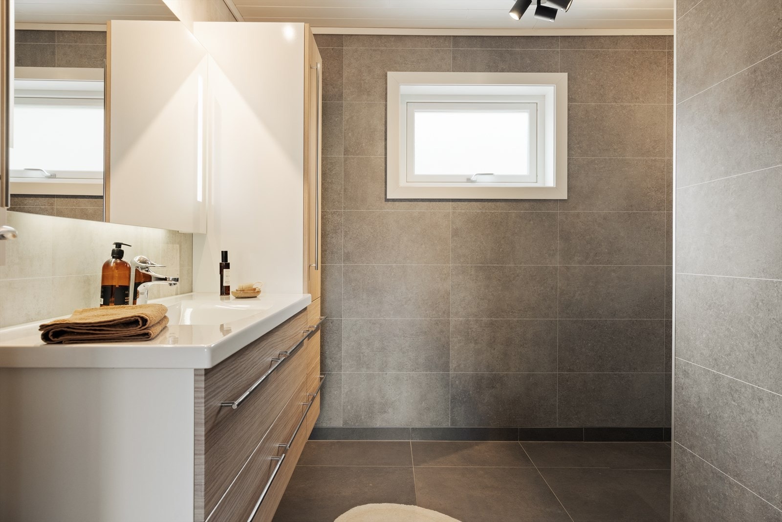 Moderne bad med varmekabler i gulvet Galleribilde