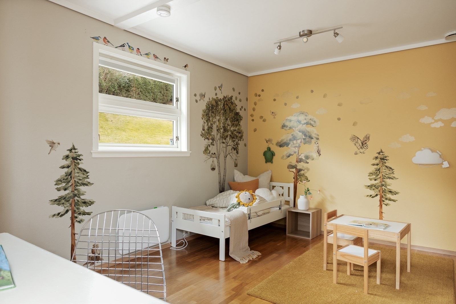 Boligens første soverom et målt til 14,3 kvm og var originalt oppført som to soverom Galleribilde