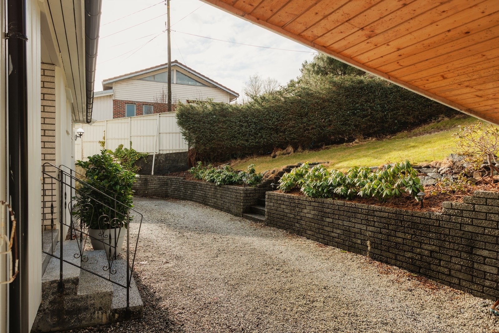 I tillegg til carport er det plass til flere biler ved inngangen til huset Galleribilde