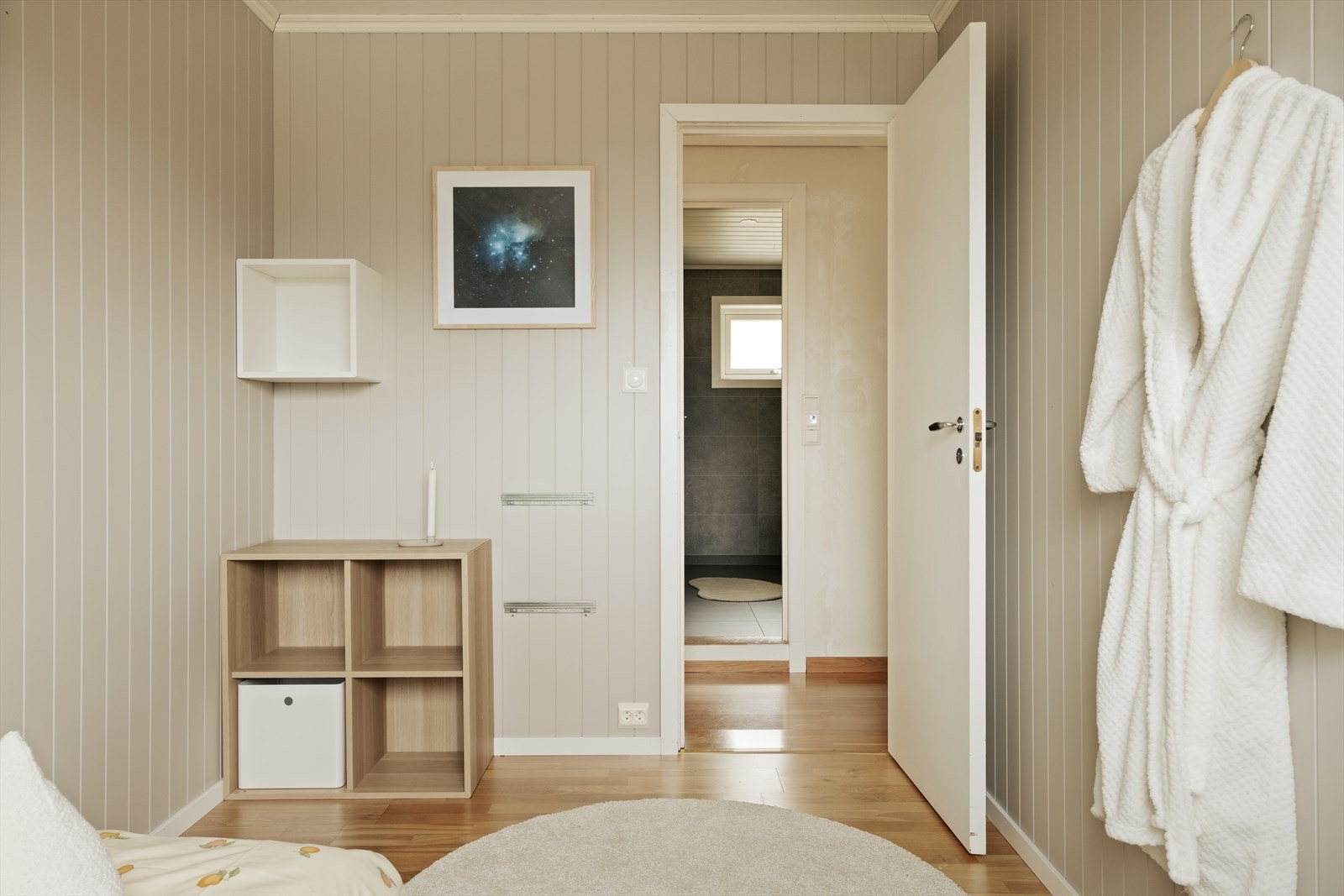 Det er god plass til å møblere med dobbeltseng, nattbord og garderobeløsning Galleribilde