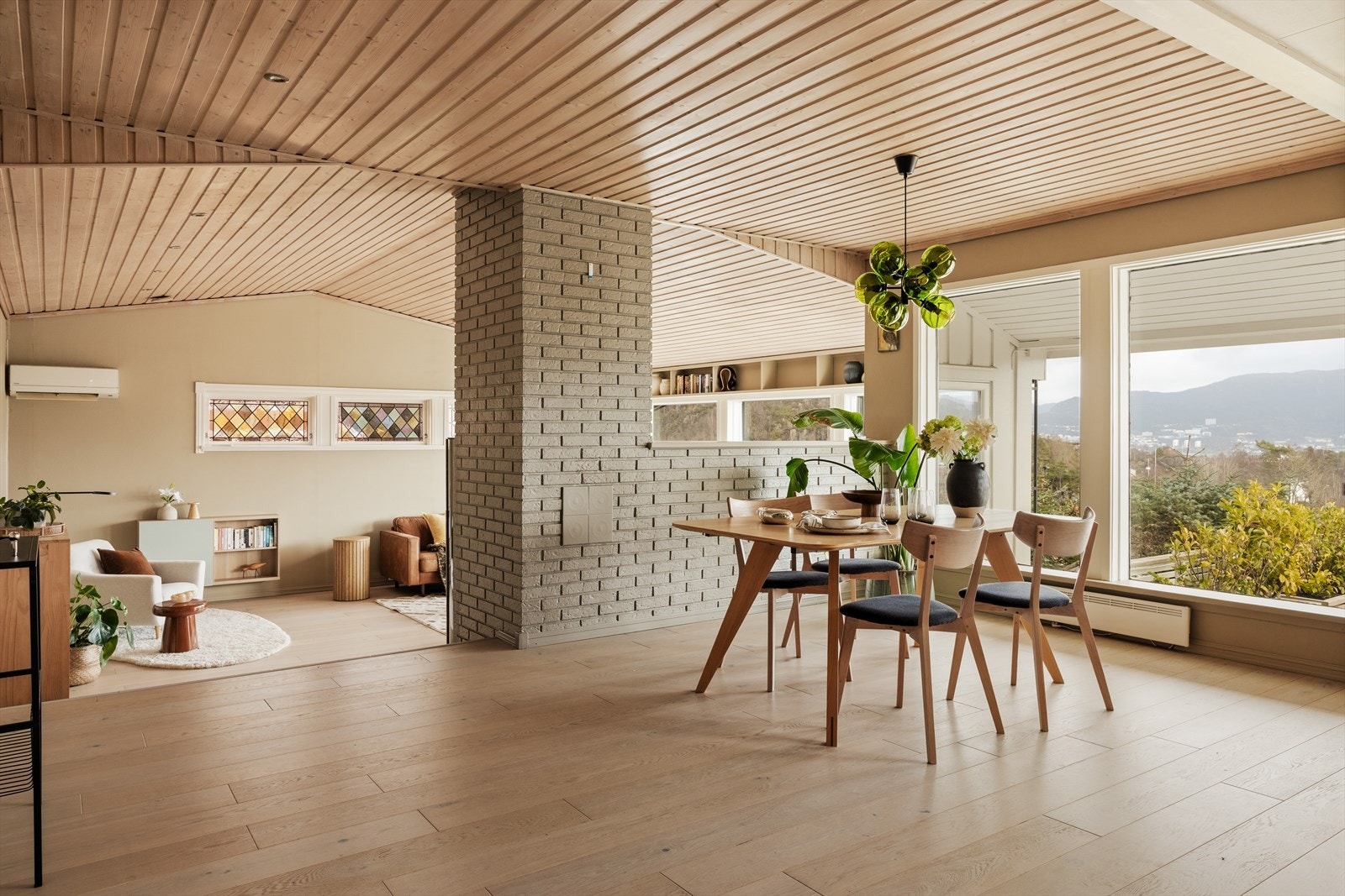 Videre inn fra entréen kommer man til de viktigste oppholdsrommene i boligen, hvor familie og venner kan samles - stue og kjøkken som tilsammen måles til 64,2m² Galleribilde