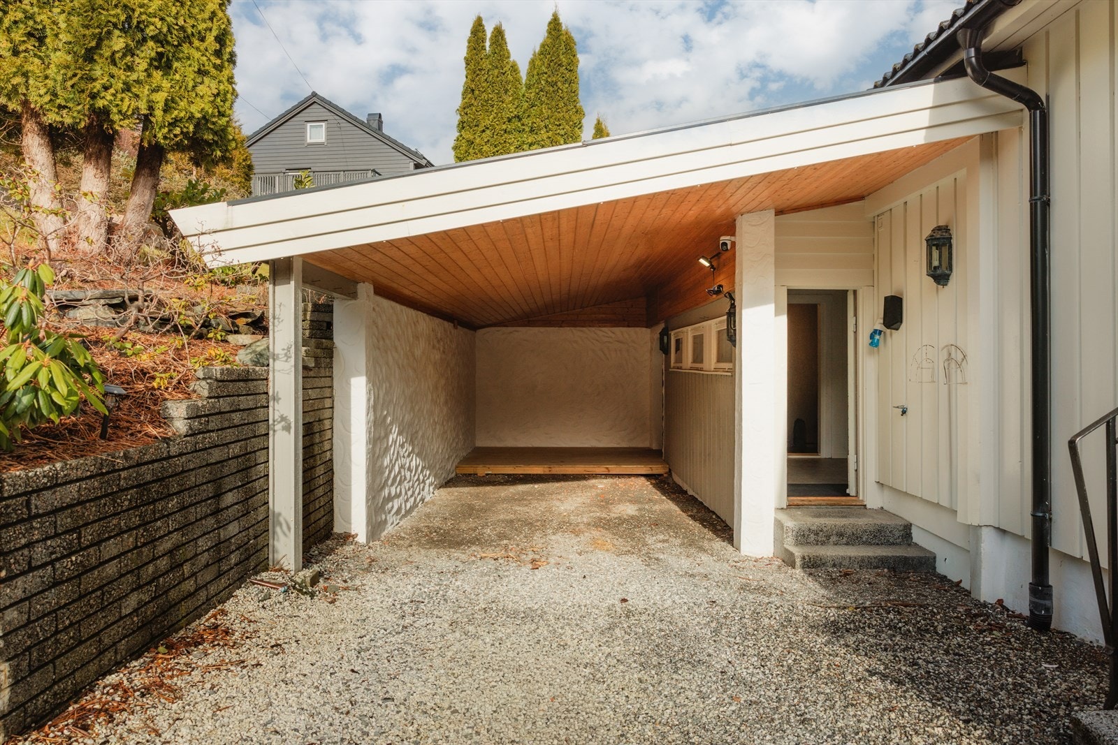 Det er tak over inngangen til vaskerom fra carport - perfekt på dager med regn Galleribilde