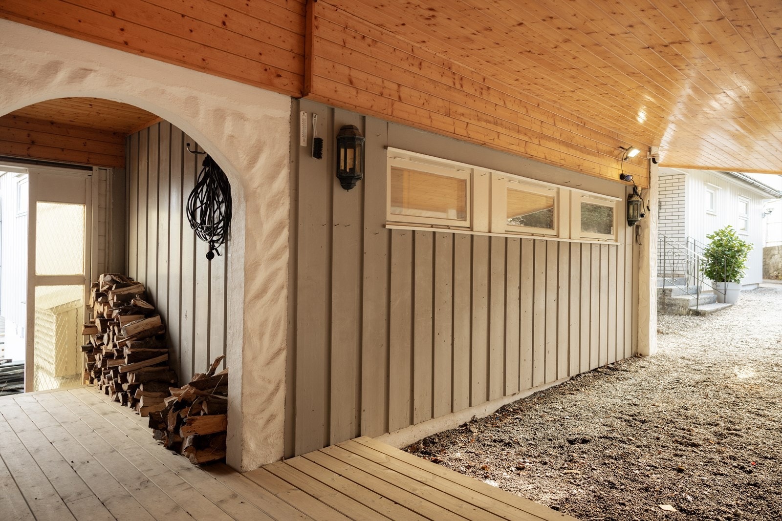 Det er også god lagringsplass for blant annet ved. Gjennom vedbod kommer vi også videre til enda en terrasse Galleribilde