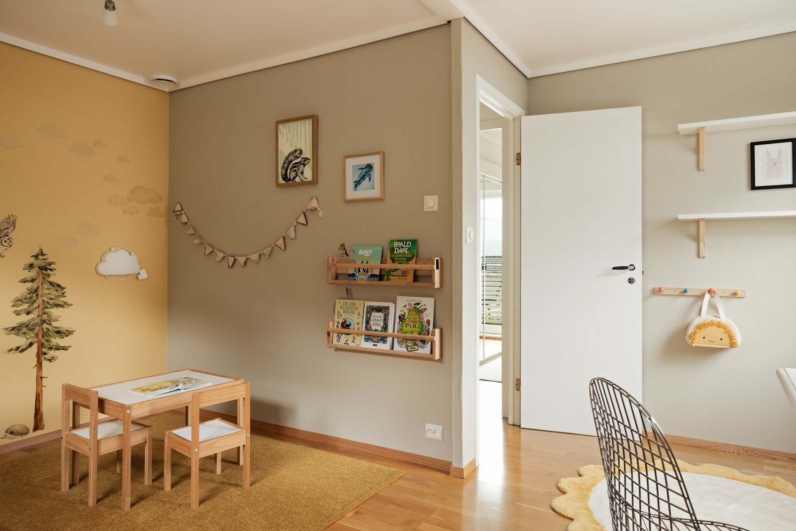 Det er god plass til å møblere med dobbeltseng, nattbord og garderobeløsning Galleribilde