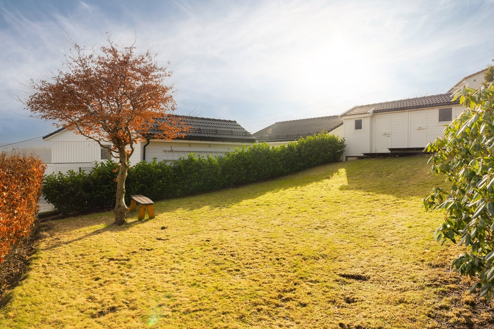 Uteområdet på framsiden av boligen er et perfekt sted for barna å leke på varme sommerdager Galleribilde