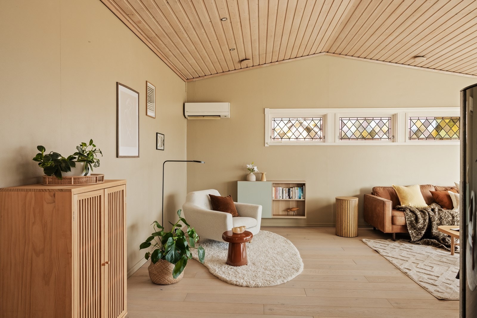 Det første vi legger merke til er at stuen og kjøkkenet har nivåforskjell, som i lag med vedovn, skaper en naturlig oppdeling av rommet Galleribilde