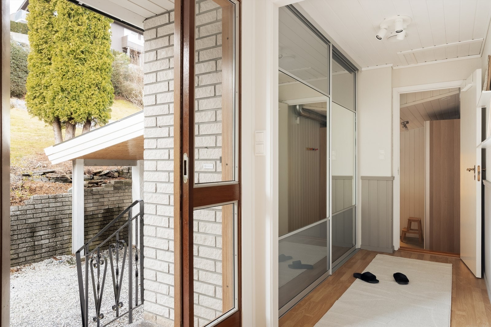 Velkommen inn! Det første som møter deg er en innbydende entré med god plass til å henge av seg yttertøy og sette fra seg sko Galleribilde