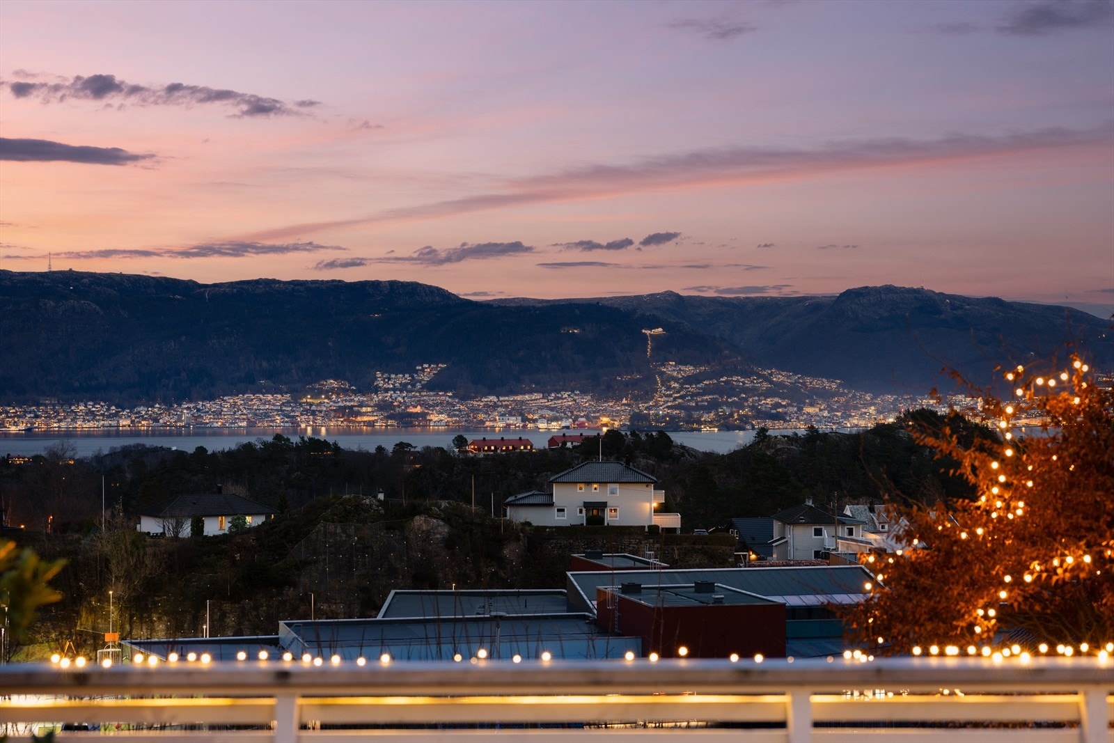 Boligen har en attraktiv beliggenhet i et barnevennlig og veletablert boligområde på Kleppestø Galleribilde