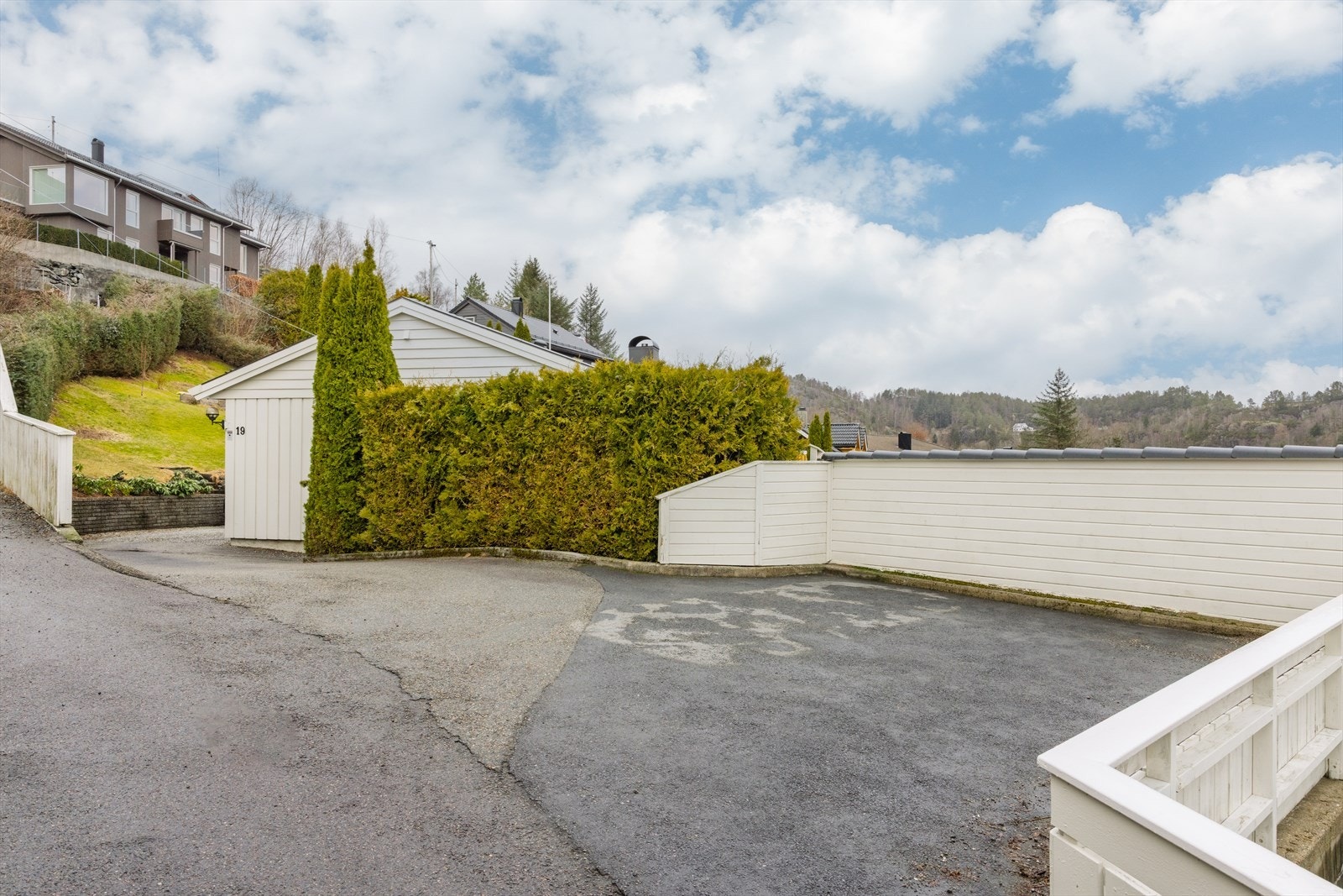 Innkjørsel til Grønnlivegen 19 - ekstra parkeringsmulighet ved behov Galleribilde