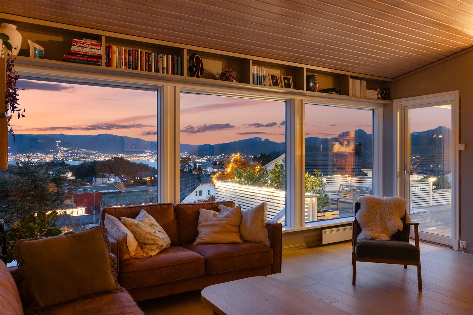 En flott bolig på ett plan med praktisk planløsning, flere gode uteplasser og gode parkeringsmuligheter Galleribilde