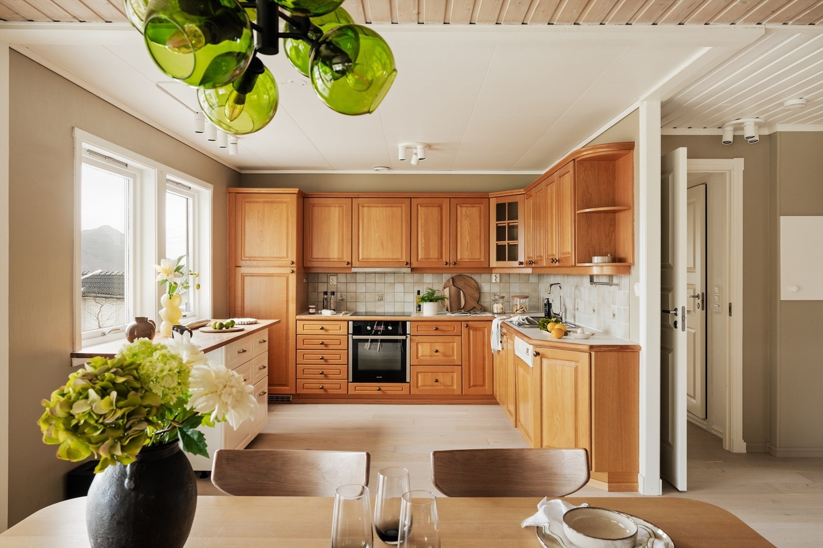 Kjøkkenet er romslig og det er god plass til både matlaging og oppbevaring Galleribilde