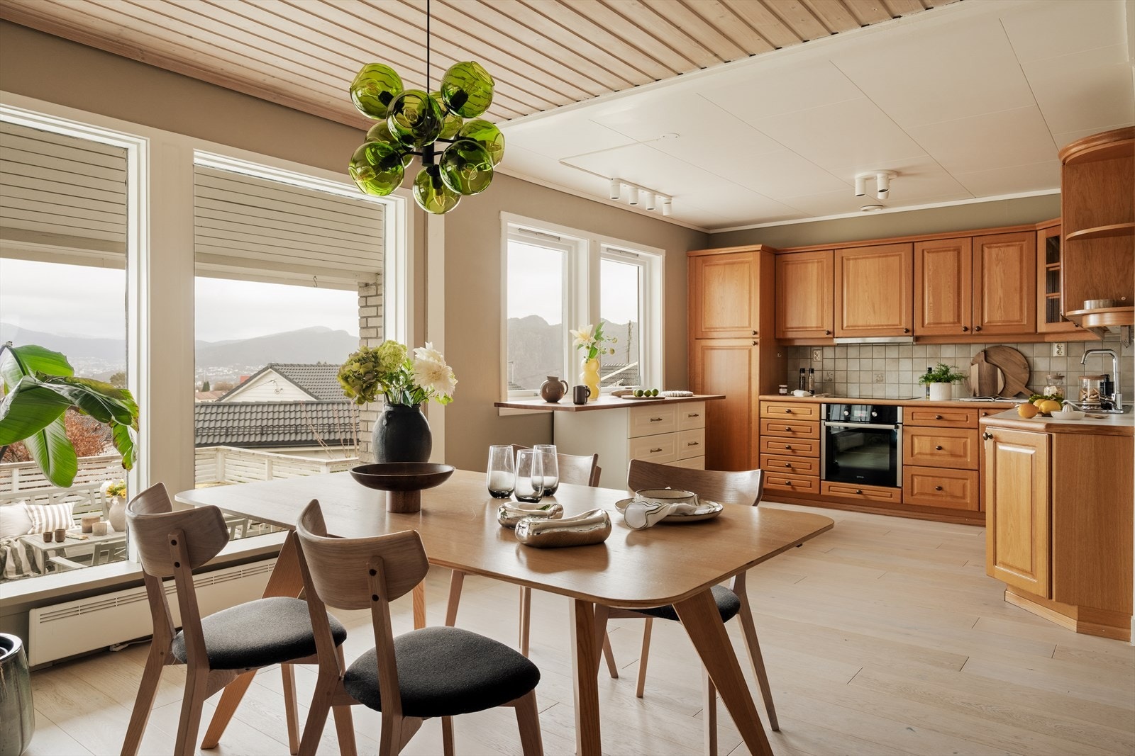 Spisestuen får en naturlig tilknytning til kjøkkenet og det er god plass til stor spisegruppe Galleribilde