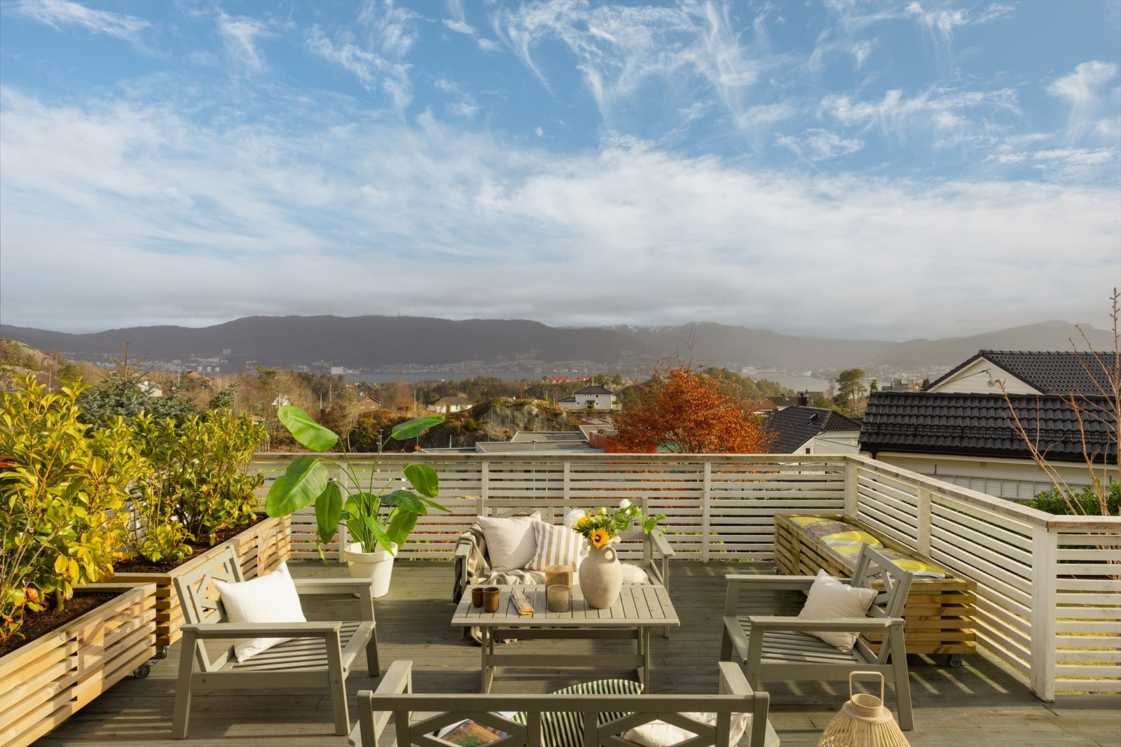 Terrassen er svært romslig og gir god plass for større utemøbler Galleribilde