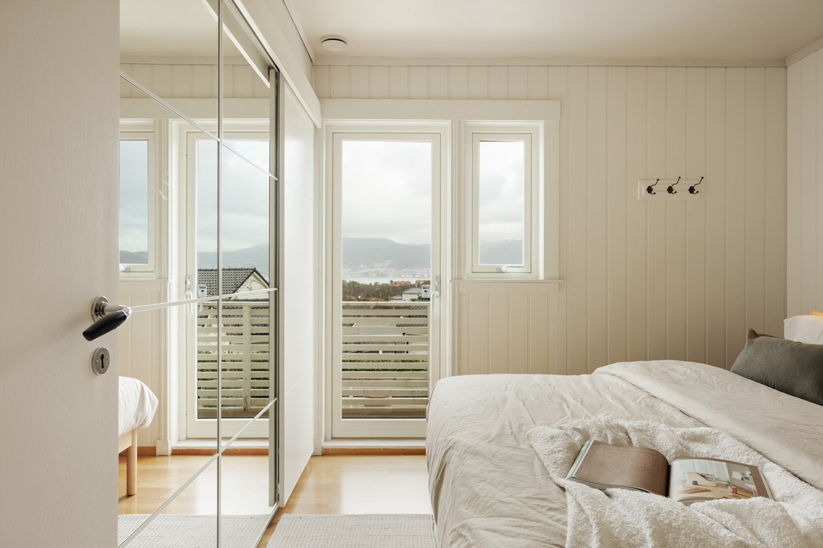 Det andre soverommet er målt til 11 kvm og har utgang til balkong Galleribilde