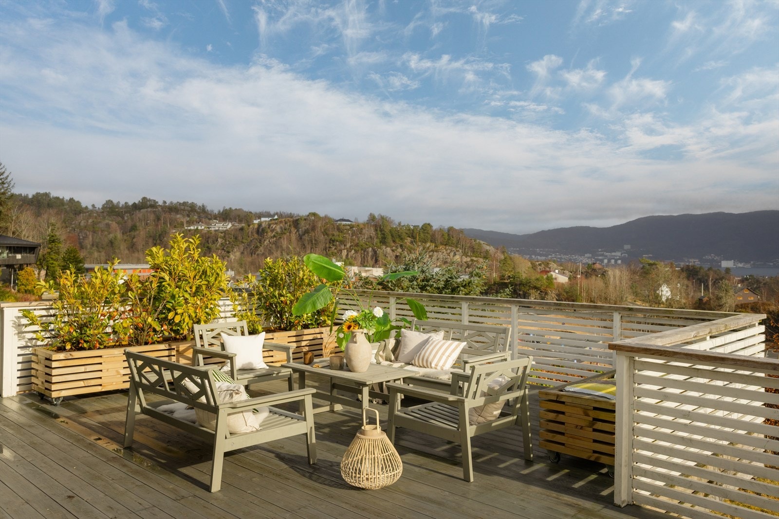 Fra stuen kommer vi ut til en sør/øst-vendt balkong med tilknytning til en grønn og lettstelt hage Galleribilde