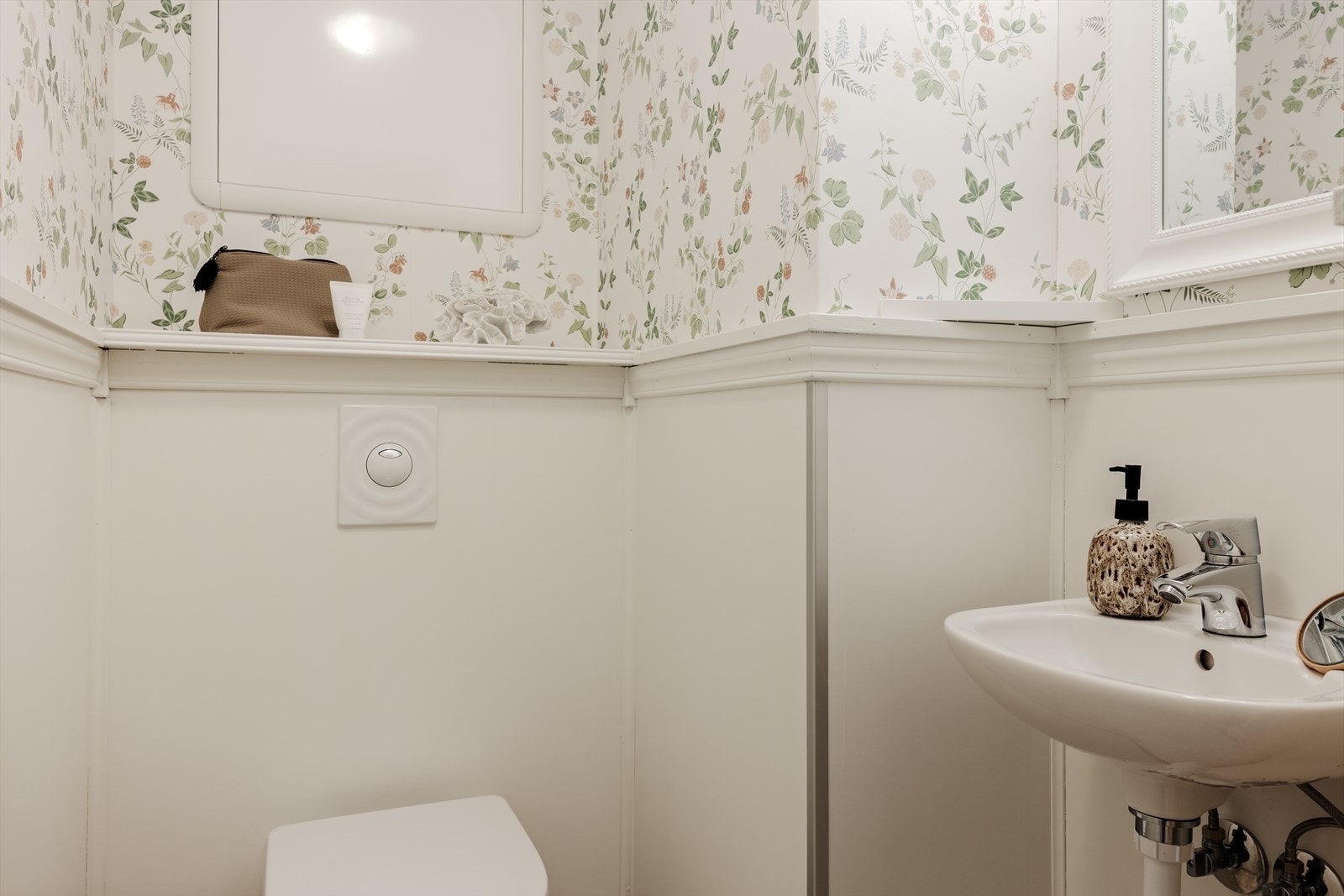 Vaskerom, bad og ekstra toalett er adskilt, noe som gir en en god løsning i hverdagen, spesielt når flere bruker boligen samtidig! Galleribilde