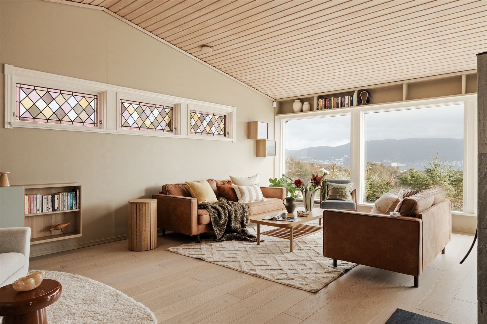 Her er det rikelig med vinduer som sørger for en herlig atmosfære og nydelig utsikt Galleribilde