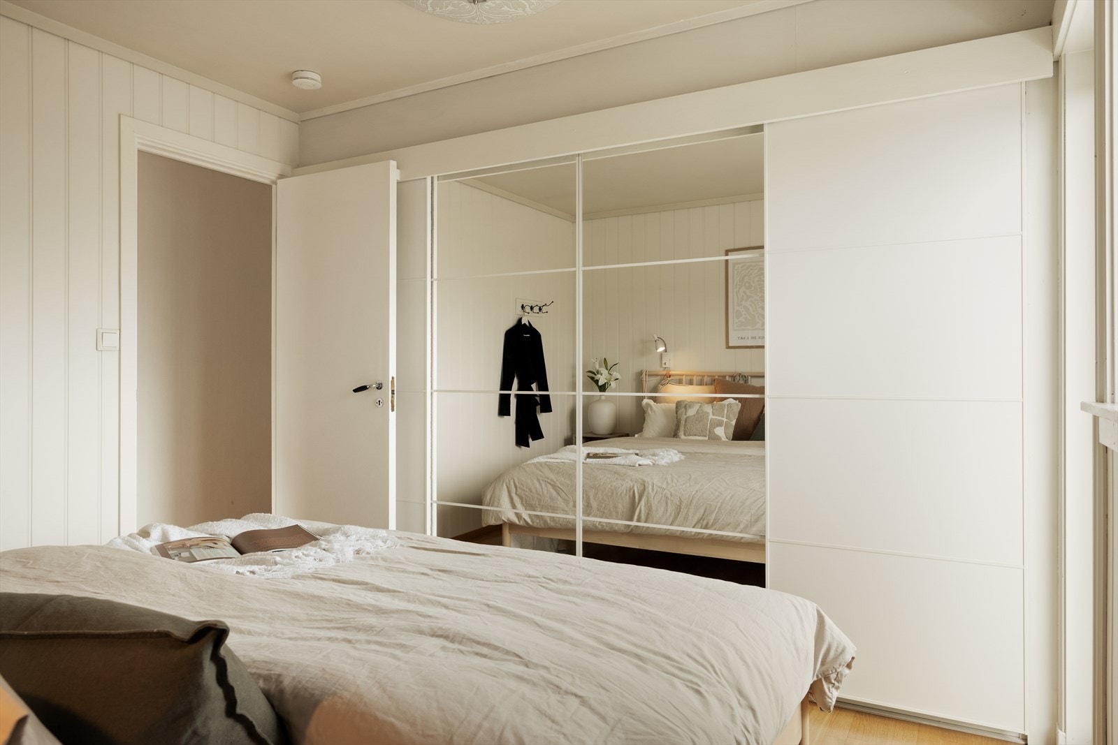 Det er god plass til å møblere med dobbeltseng, nattbord og garderobeløsning Galleribilde