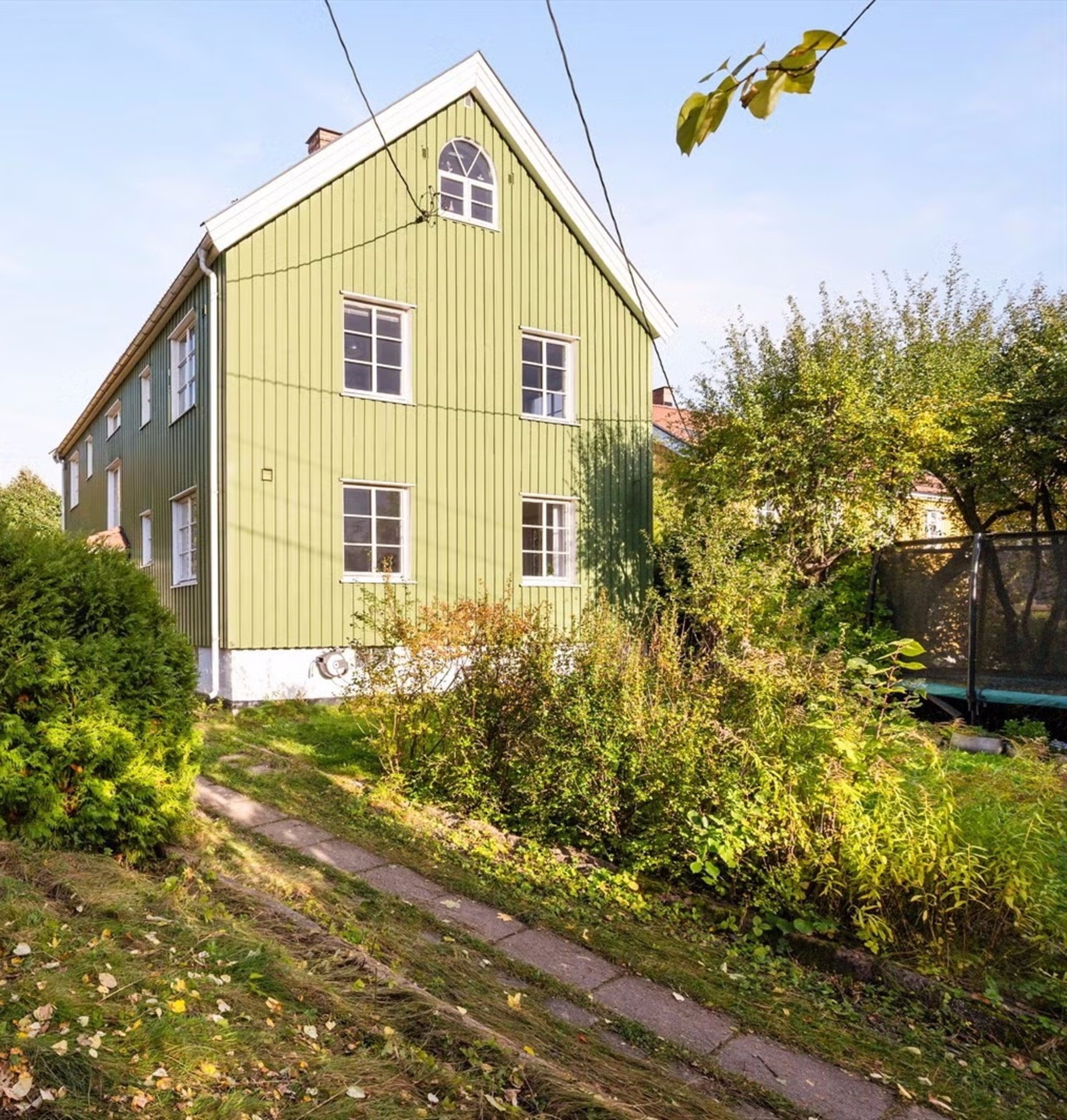 Her kan man se deler av den fint skjermede hagen Galleribilde