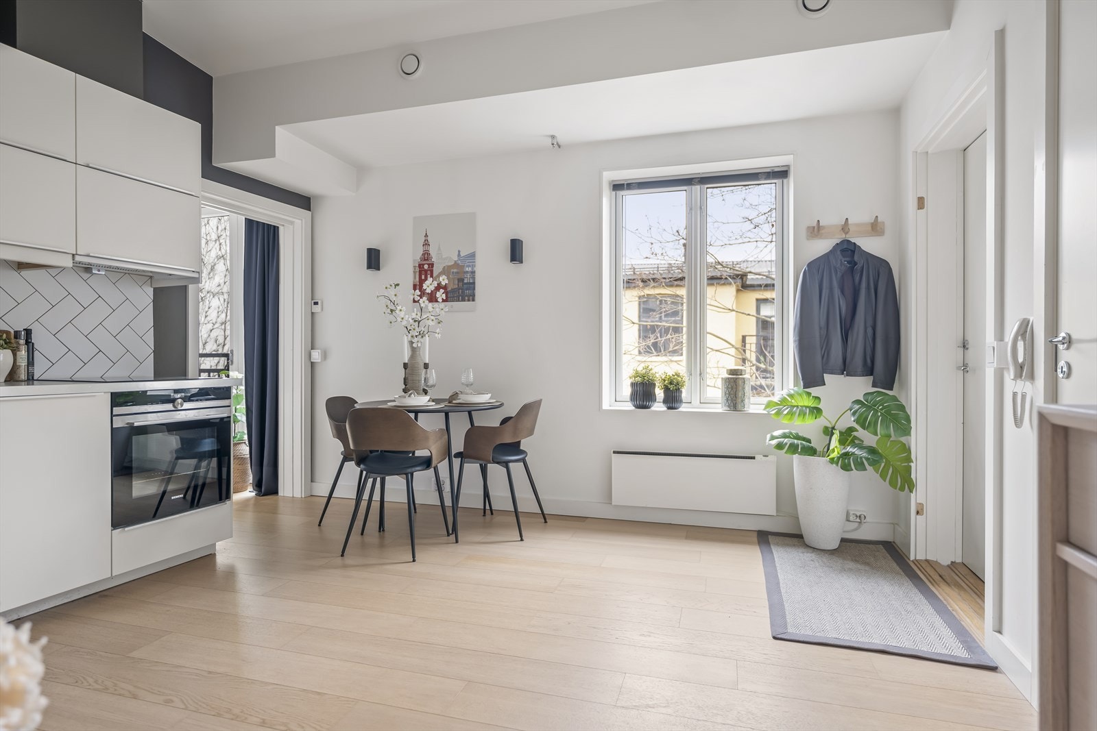 Leiligheten inneholder: Bad, soverom og stue/kjøkken. Det fører også med en kjellerbod på 5m². Galleribilde